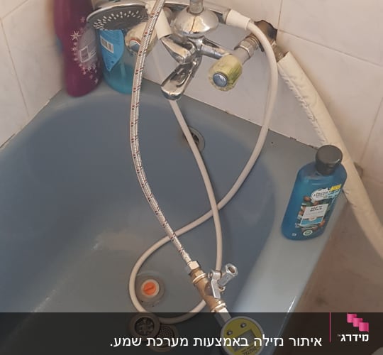 מד לחץ דיגיטלי מחובר לצינור באמבטיה